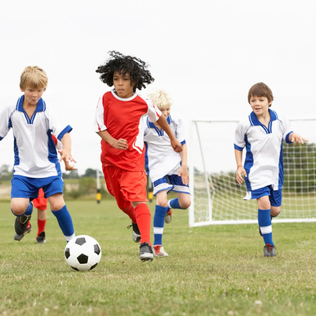 Barn som spelar fotboll