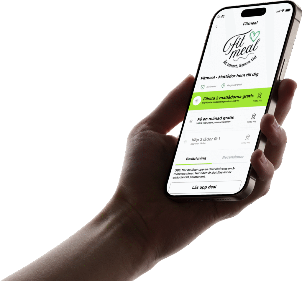 Hand som håller iPhone med Fit Meal-appen och digitalt erbjudande från Föreningshäftet.