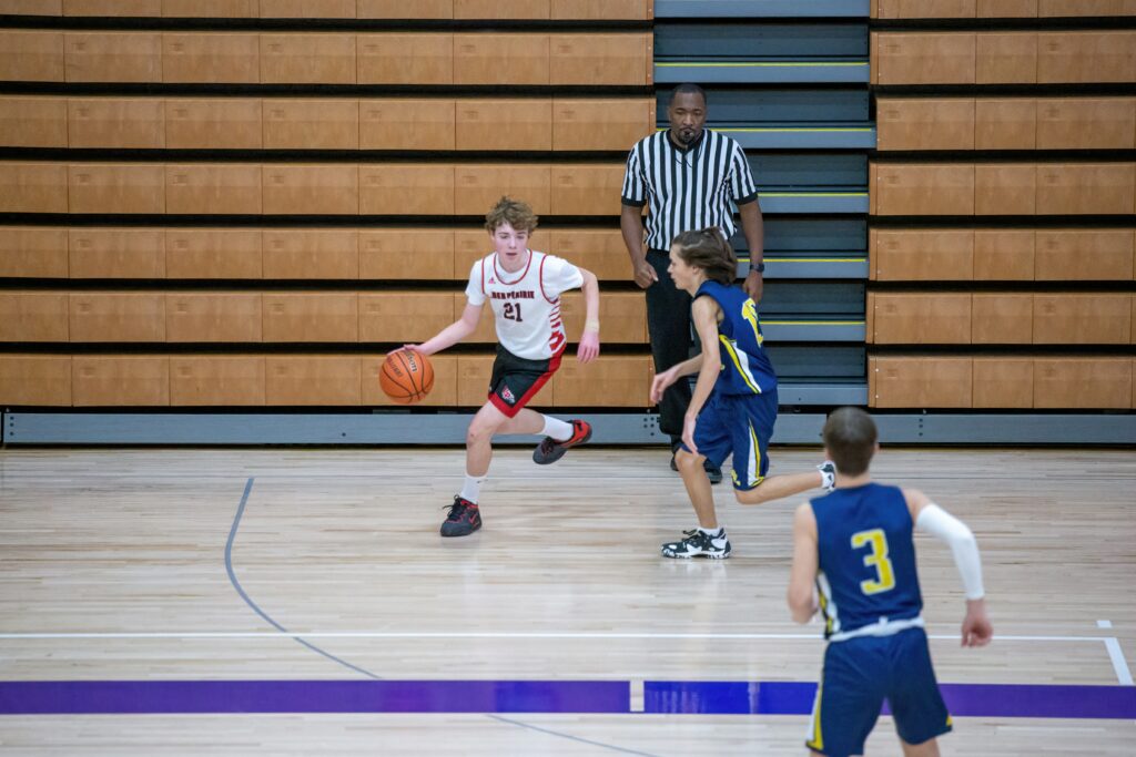 Ungdomar spelar basketmatch inomhus – lagidrott och föreningsliv stöttat av Föreningshäftet.