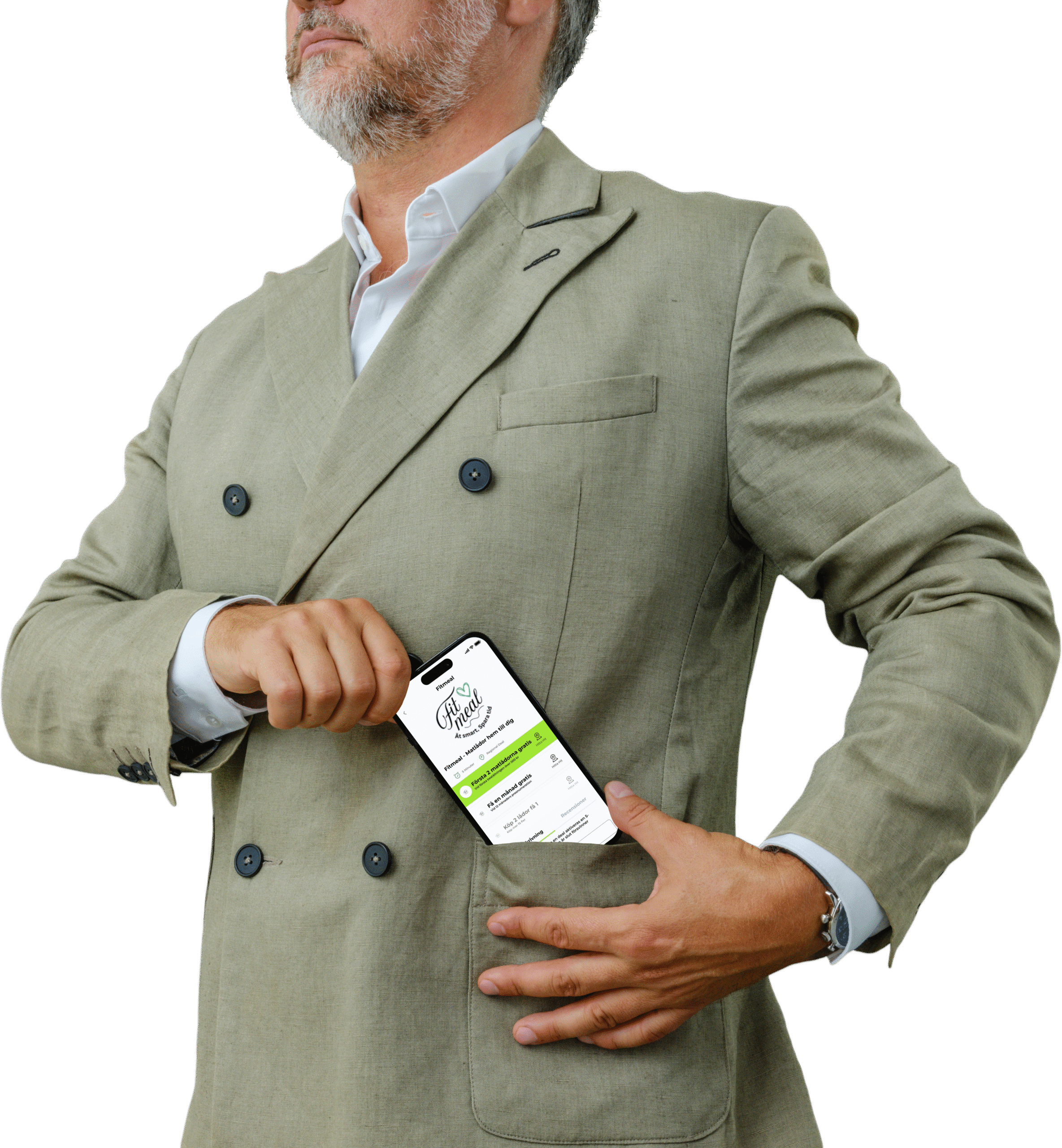 Man i kostym håller en iPhone med Föreningshäftets app på skärmen.