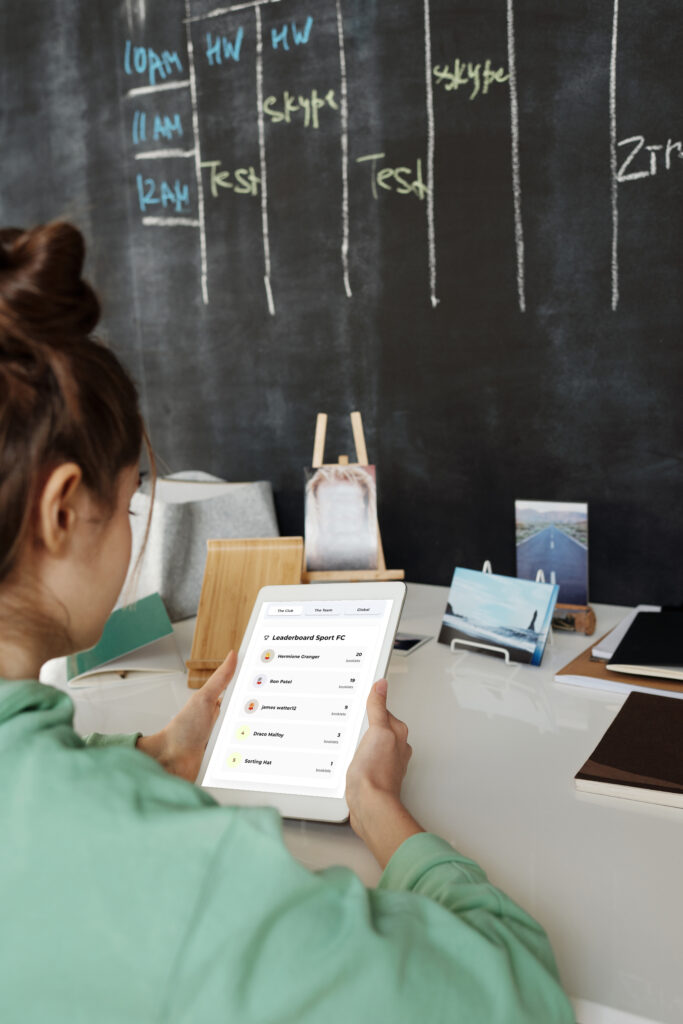 Barn som använder Föreningshäftets leaderboard på en surfplatta i ett klassrum.