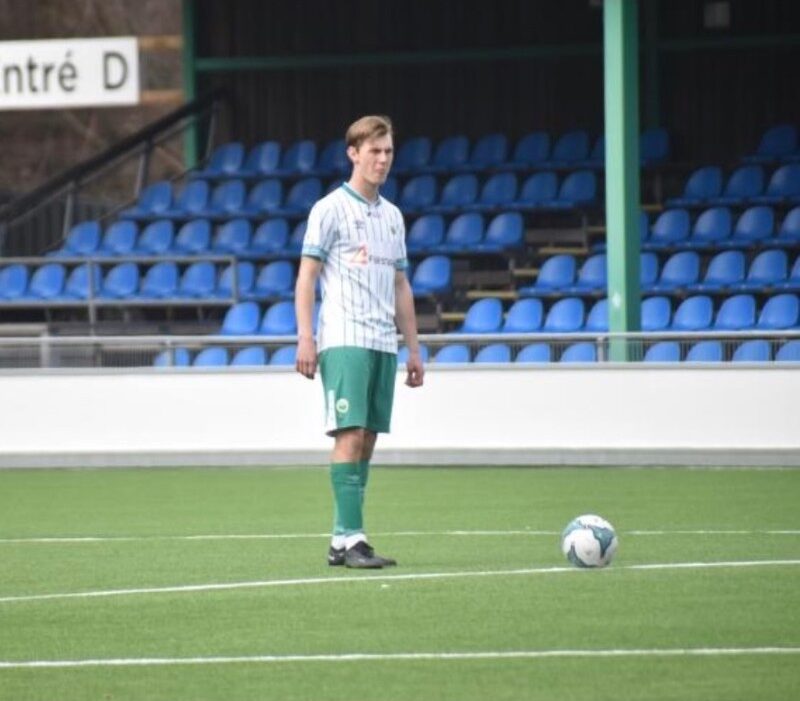 Karl Österberg, grundare av Föreningshäftet, står på fotbollsplanen inför en match