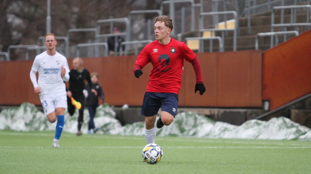 William Alder, grundare av Föreningshäftet, spelar fotboll under en match